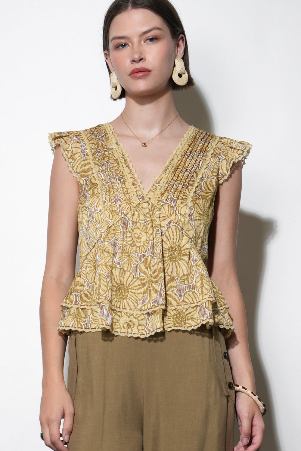 Aurora_Pintuck_Flutter_Sleeve_Top_G262T7449.jpg