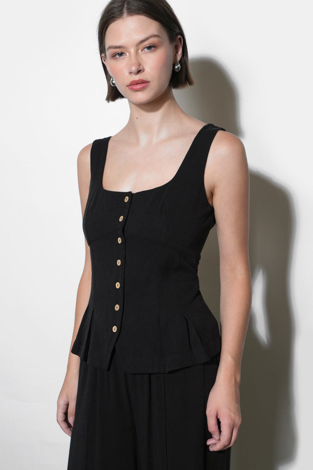 Elowyn_Button_Up_Pleated_Tank_G262T7415.jpg