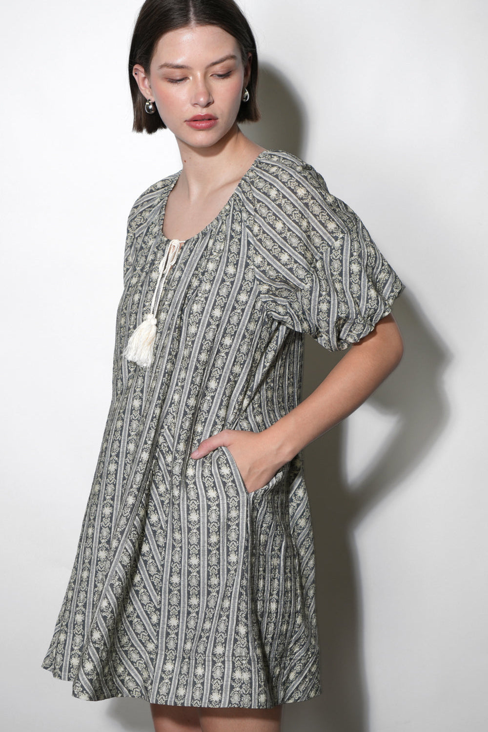 G262D6989ElenaStripePatternBubbleSleevePopoverDress4.jpg