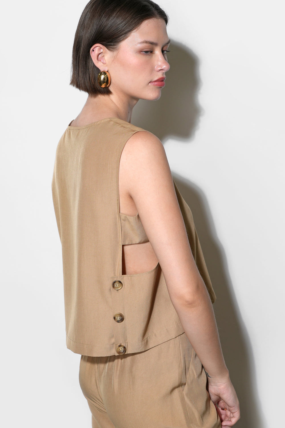 G263T7457ZoeySideButtonScoopNeckTop6.jpg
